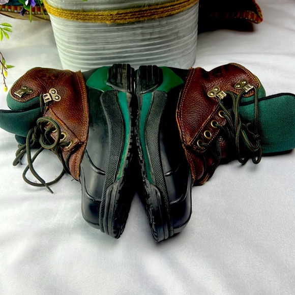 Eddie Bauer Thinsulate thermal insulation boots for men . It is waterproof . - Picture 8 of 9